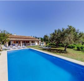 4 Bedroom villa with a pool near Pollensa, sleeps 8